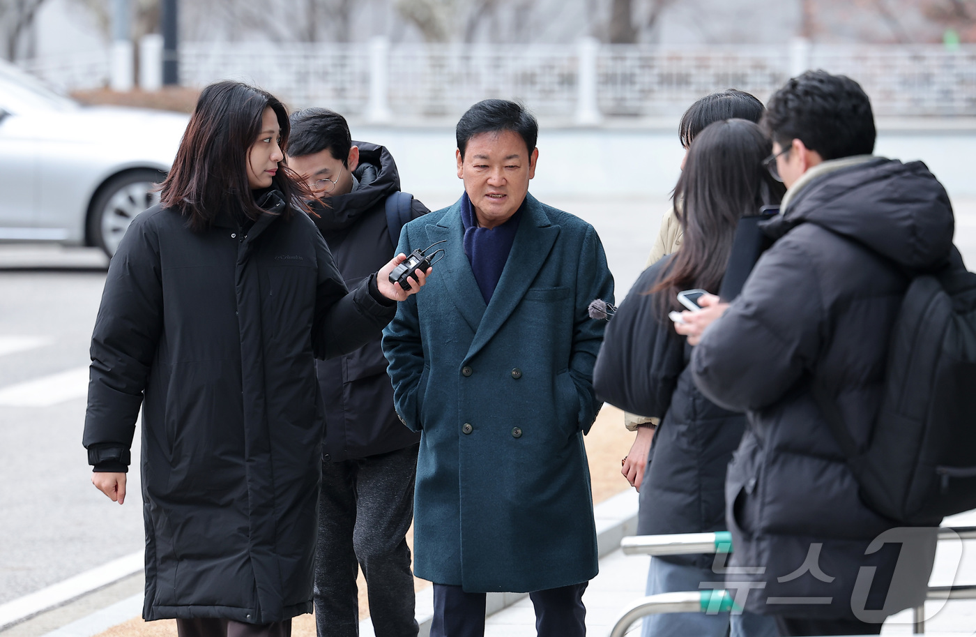 (서울=뉴스1) 김성진 기자 = 안부수 아태평화교류협회장이 12일 서울 서초구 서울고검 인권침해 태스크포스(TF)에서 피의자 조사를 받기 위해 출석하고 있다.검찰은 쌍방울 측이 대 …