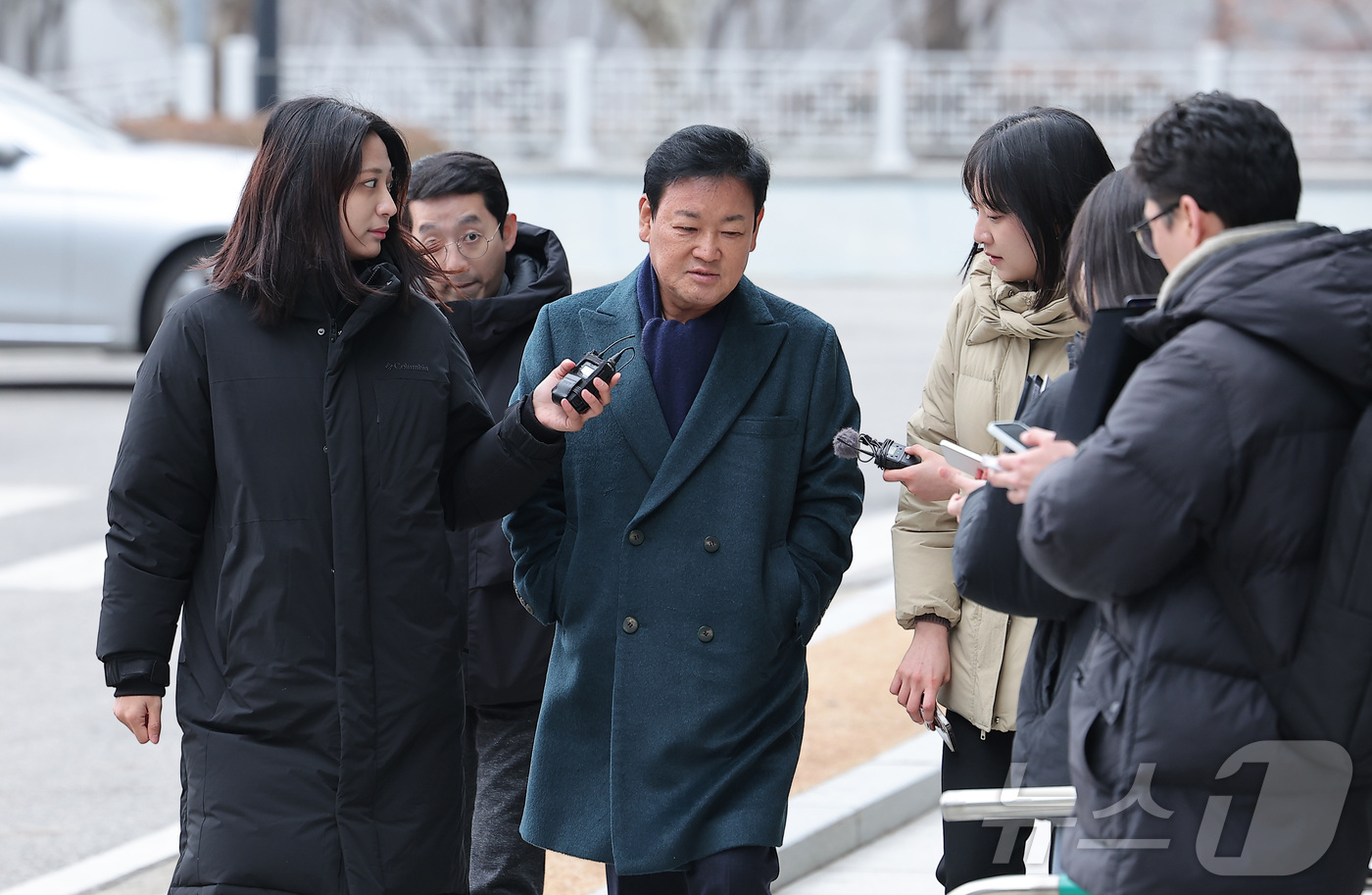 (서울=뉴스1) 김성진 기자 = 안부수 아태평화교류협회장이 12일 서울 서초구 서울고검 인권침해 태스크포스(TF)에서 피의자 조사를 받기 위해 출석하고 있다.검찰은 쌍방울 측이 대 …