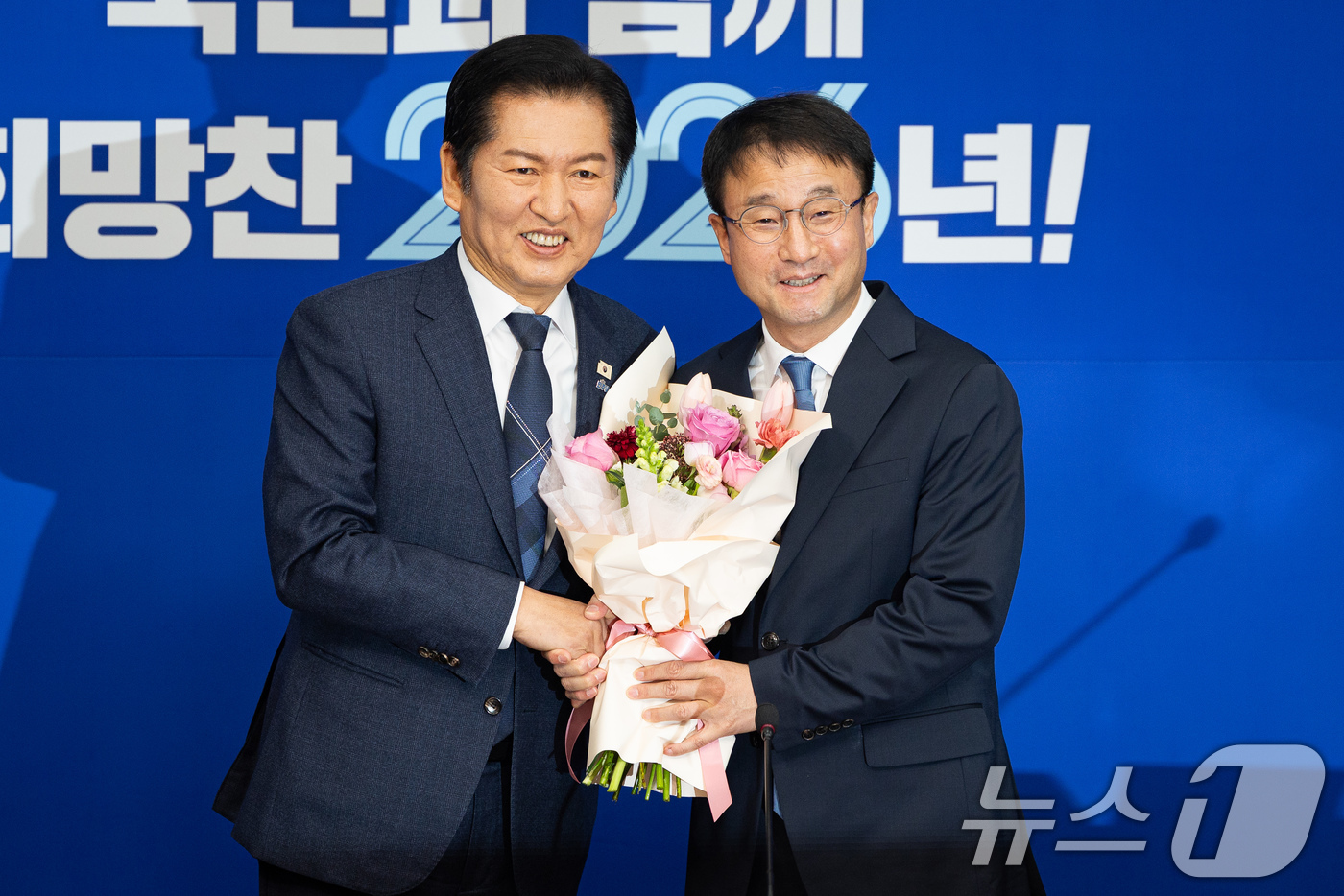 (서울=뉴스1) 유승관 기자 = 정청래 더불어민주당 대표와 한병도 신임 원내대표가 12일 서울 여의도 국회에서 열린 최고위원회의에 앞서 꽃다발을 들고 기념 촬영을 하고 있다. 20 …