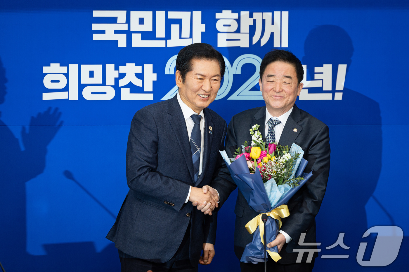 (서울=뉴스1) 유승관 기자 = 정청래 더불어민주당 대표와 강득구 신임 최고위원이 12일 서울 여의도 국회에서 열린 최고위원회의에 앞서 꽃다발을 들고 기념 촬영을 하고 있다. 20 …