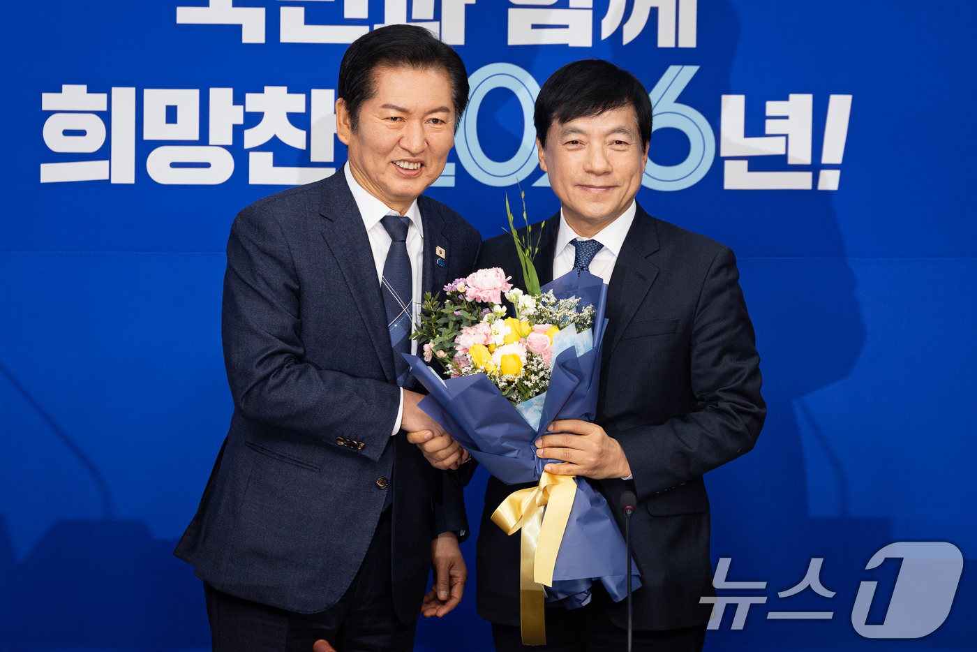 (서울=뉴스1) 유승관 기자 = 정청래 더불어민주당 대표와 이성윤 신임 최고위원이 12일 서울 여의도 국회에서 열린 최고위원회의에 앞서 꽃다발을 들고 기념 촬영을 하고 있다. 20 …