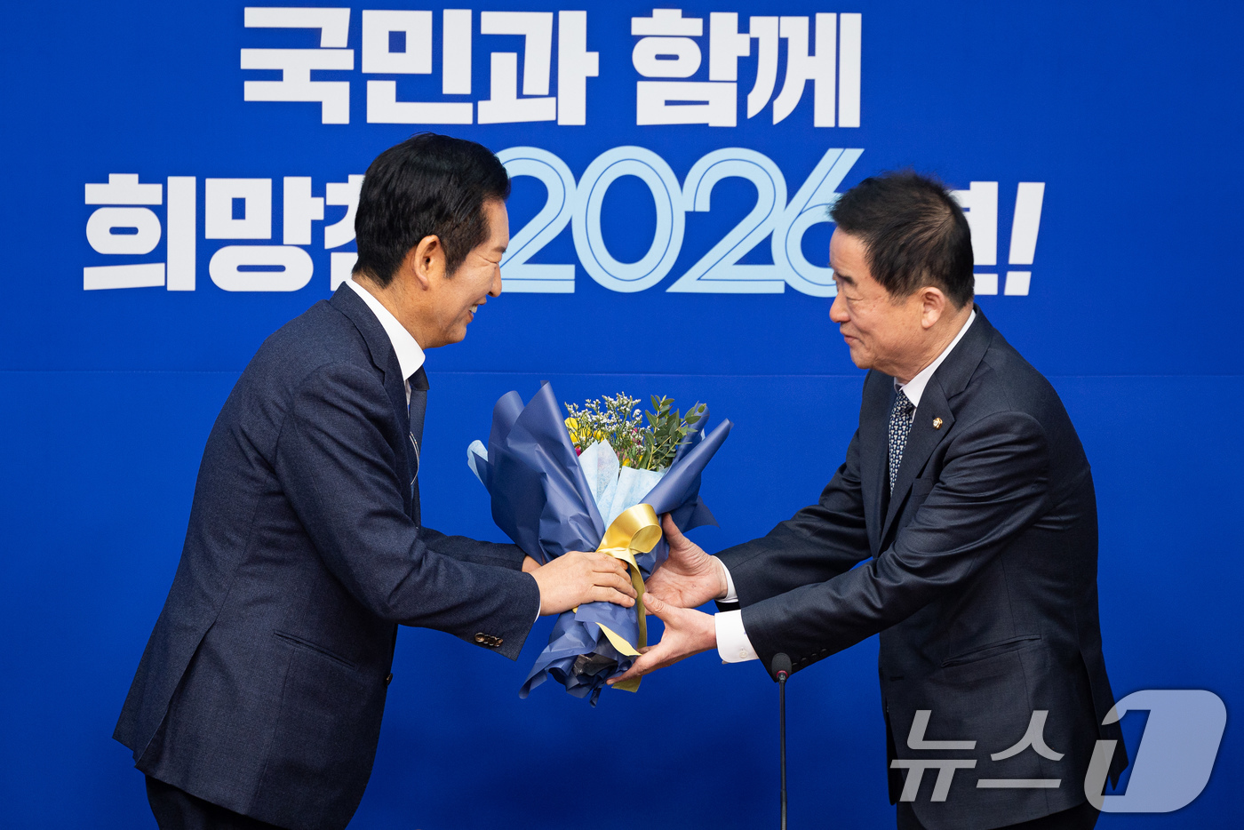 (서울=뉴스1) 유승관 기자 = 정청래 더불어민주당 대표가 12일 서울 여의도 국회에서 열린 최고위원회의에 앞서 강득구 신임 최고위원에게 꽃다발을 건네고 있다. 2026.1.12/ …