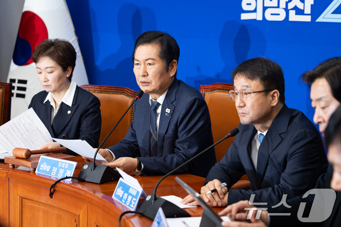 (서울=뉴스1) 유승관 기자 = 정청래 더불어민주당 대표가 12일 서울 여의도 국회에서 열린 최고위원회의에서 모두 발언을 하고 있다. 2026.1.12/뉴스1