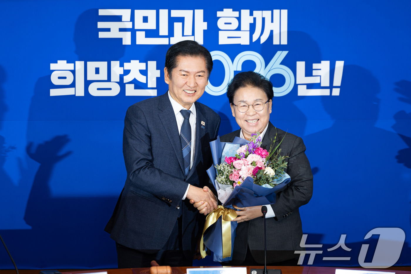 (서울=뉴스1) 유승관 기자 = 정청래 더불어민주당 대표와 문정복 신임 최고위원이 12일 서울 여의도 국회에서 열린 최고위원회의에 앞서 꽃다발을 들고 기념 촬영을 하고 있다. 20 …