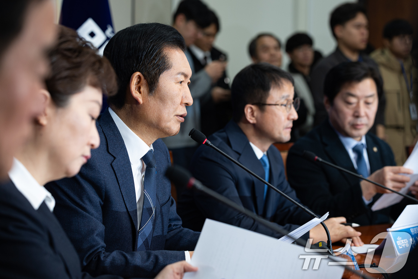 (서울=뉴스1) 유승관 기자 = 정청래 더불어민주당 대표가 12일 서울 여의도 국회에서 열린 최고위원회의에서 모두 발언을 하고 있다. 2026.1.12/뉴스1