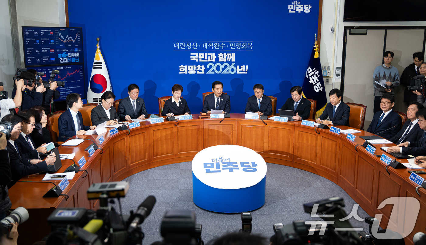 (서울=뉴스1) 유승관 기자 = 정청래 더불어민주당 대표가 12일 서울 여의도 국회에서 열린 최고위원회의에서 모두 발언을 하고 있다. 2026.1.12/뉴스1