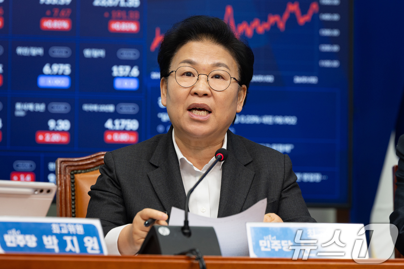 (서울=뉴스1) 유승관 기자 = 문정복 더불어민주당 신임 최고위원이 12일 서울 여의도 국회에서 열린 최고위원회의에서 모두 발언을 하고 있다. 2026.1.12/뉴스1