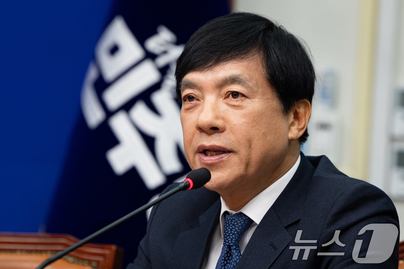 (서울=뉴스1) 유승관 기자 = 이성윤 더불어민주당 신임 최고위원이 12일 서울 여의도 국회에서 열린 최고위원회의에서 모두 발언을 하고 있다. 2026.1.12/뉴스1