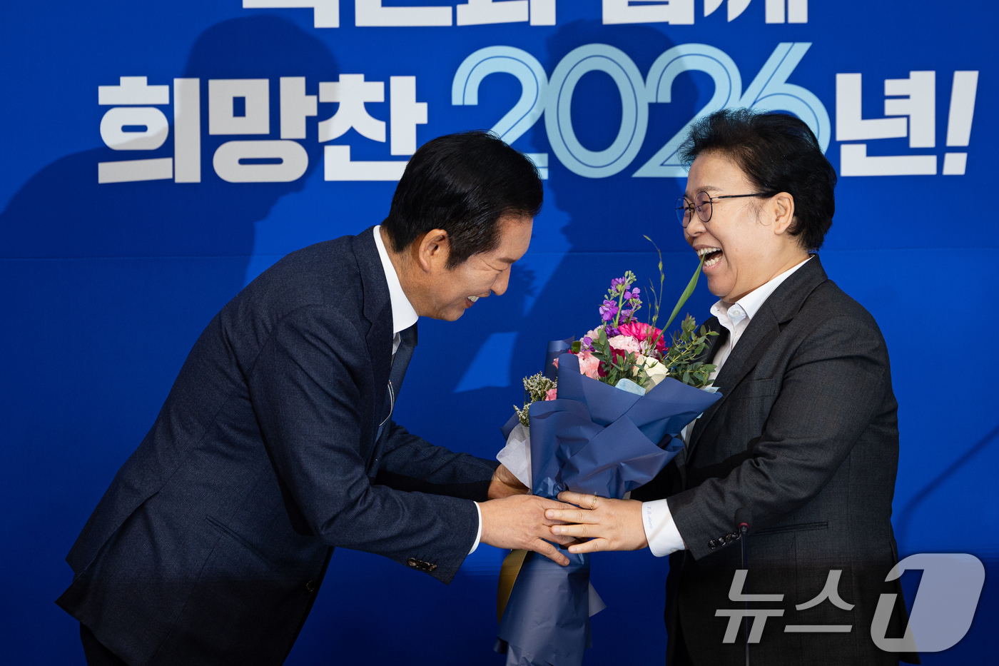 (서울=뉴스1) 유승관 기자 = 정청래 더불어민주당 대표가 12일 서울 여의도 국회에서 열린 최고위원회의에 앞서 문정복 신임 최고위원에게 꽃다발을 건네고 있다. 2026.1.12/ …