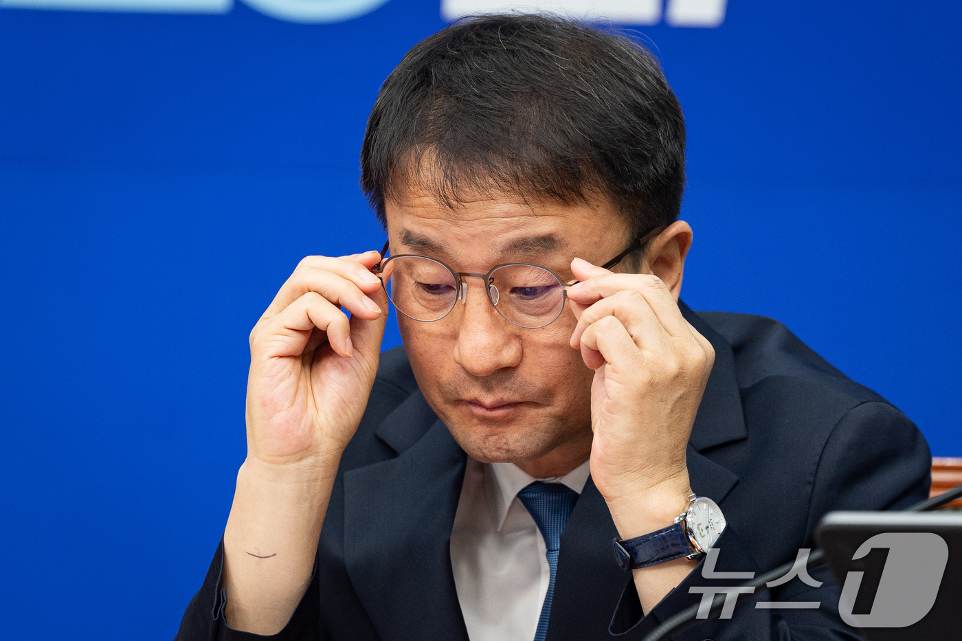 (서울=뉴스1) 유승관 기자 = 한병도 더불어민주당 신임 원내대표가 12일 서울 여의도 국회에서 열린 최고위원회의에서 안경을 고쳐 쓰고 있다. 2026.1.12/뉴스1