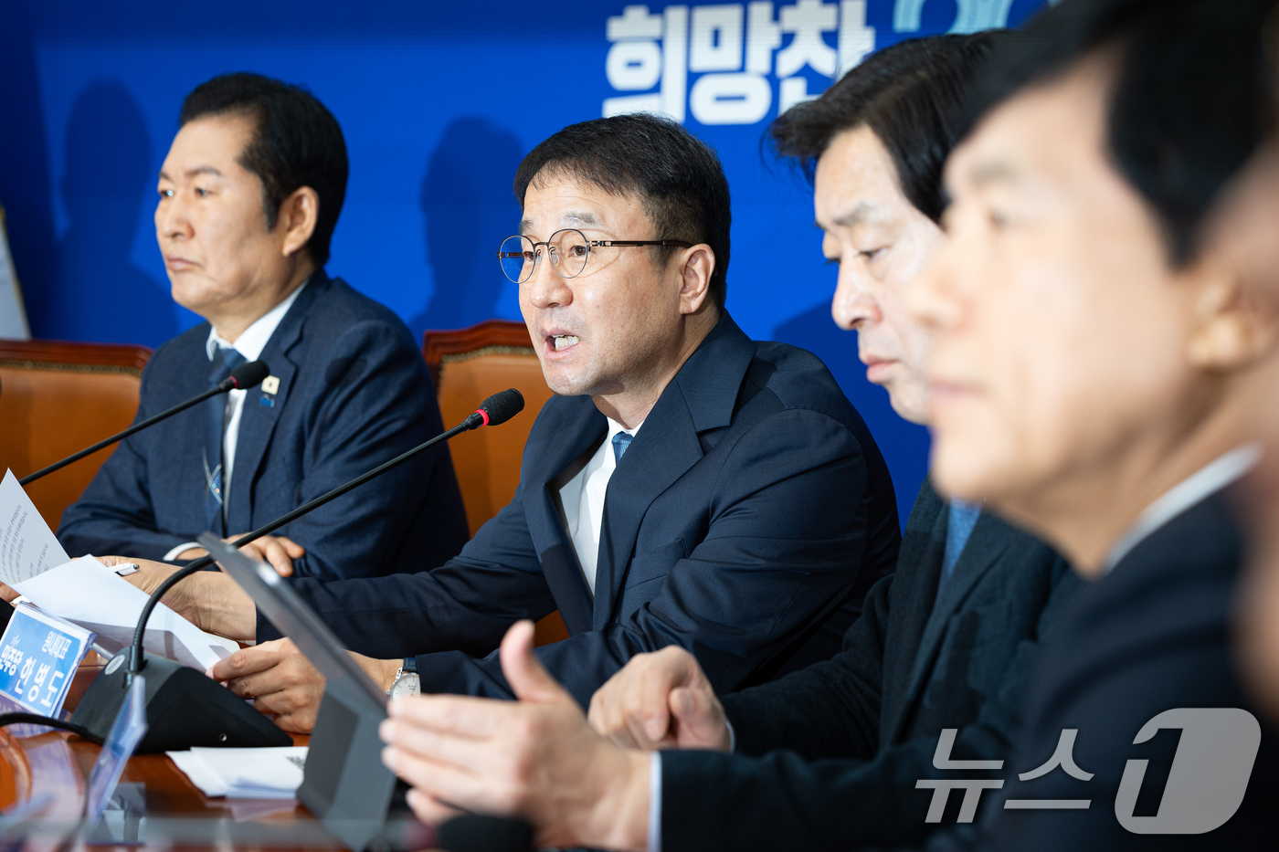 (서울=뉴스1) 유승관 기자 = 한병도 더불어민주당 신임 원내대표가 12일 서울 여의도 국회에서 열린 최고위원회의에서 모두 발언을 하고 있다. 2026.1.12/뉴스1