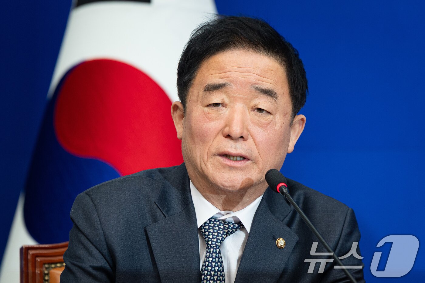 본문 이미지 - 강득구 더불어민주당 신임 최고위원이 12일 서울 여의도 국회에서 열린 최고위원회의에서 모두 발언을 하고 있다. 2026.1.12/뉴스1 ⓒ News1 유승관 기자