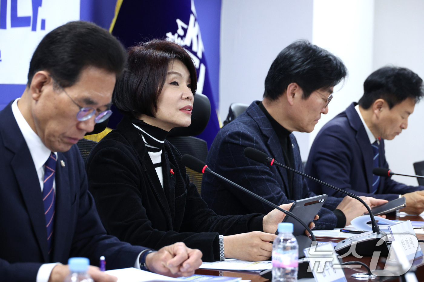 (서울=뉴스1) 신웅수 기자 = 한정애 더불어민주당 정책위의장이 12일 서울 여의도 국회 의원회관에서 열린 산업재해예방TF 당정 산업안전 예산 설명회에서 발언하고 있다. 2026. …