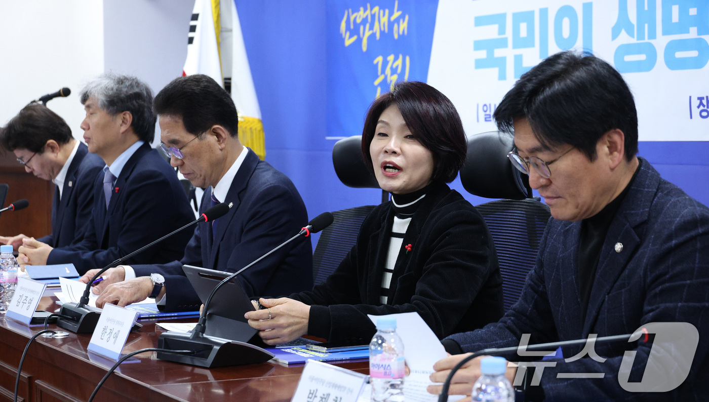 (서울=뉴스1) 신웅수 기자 = 한정애 더불어민주당 정책위의장이 12일 서울 여의도 국회 의원회관에서 열린 산업재해예방TF 당정 산업안전 예산 설명회에서 발언하고 있다. 2026. …