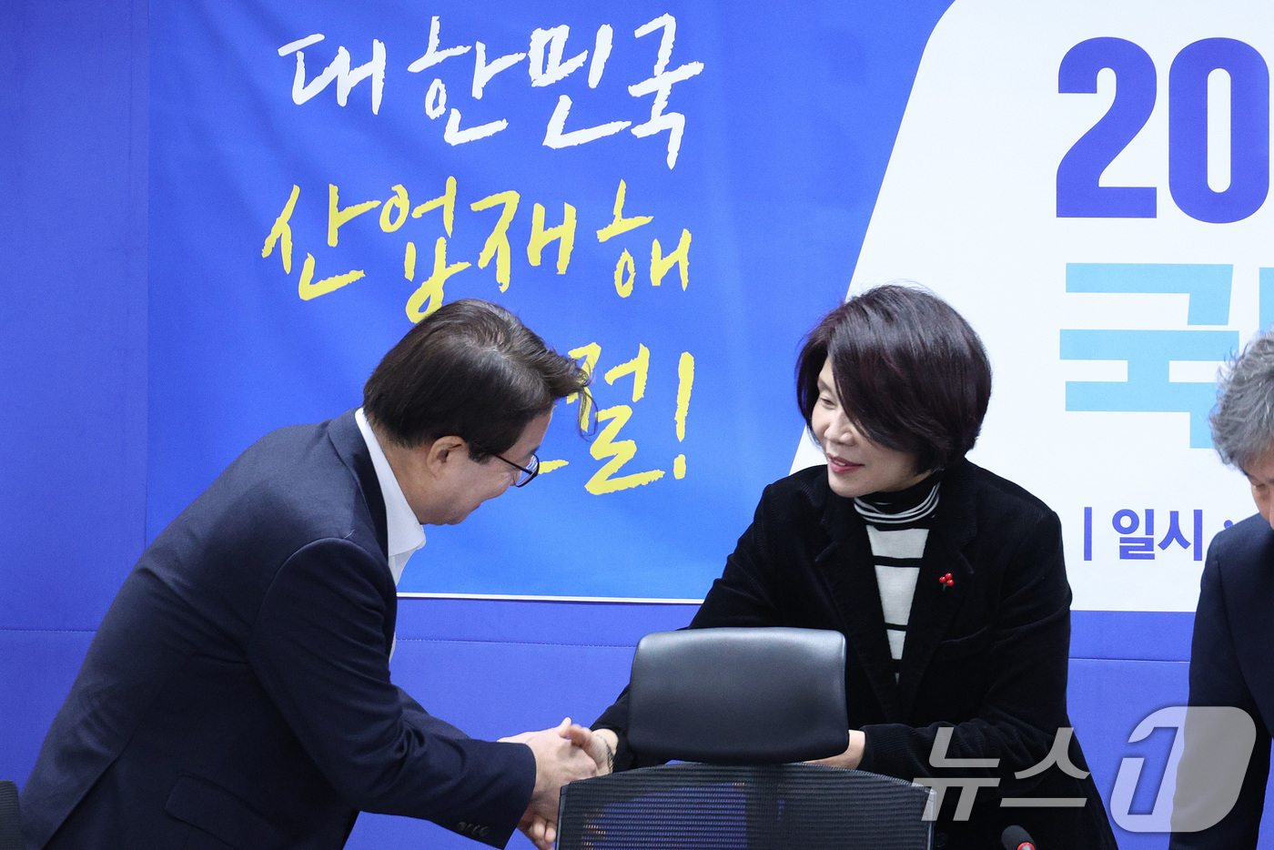 (서울=뉴스1) 신웅수 기자 = 한정애 더불어민주당 정책위의장이 12일 서울 여의도 국회 의원회관에서 열린 산업재해예방TF 당정 산업안전 예산 설명회에서 참석자들과 인사하고 있다. …