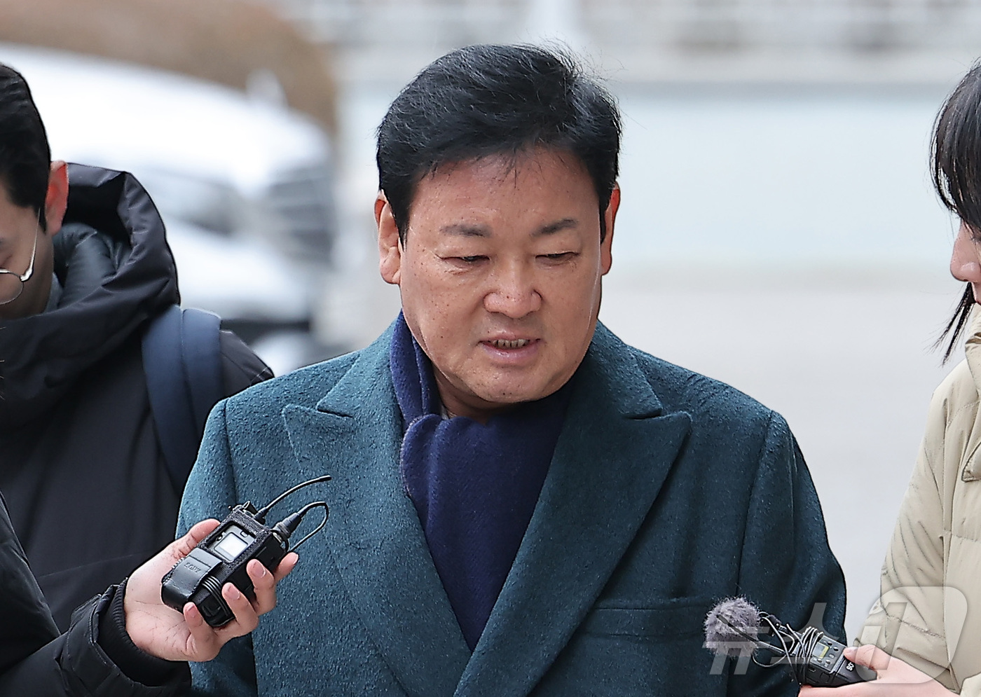 (서울=뉴스1) 김성진 기자 = 안부수 아태평화교류협회장이 12일 서울 서초구 서울고검 인권침해 태스크포스(TF)에서 피의자 조사를 받기 위해 출석하고 있다.검찰은 쌍방울 측이 대 …