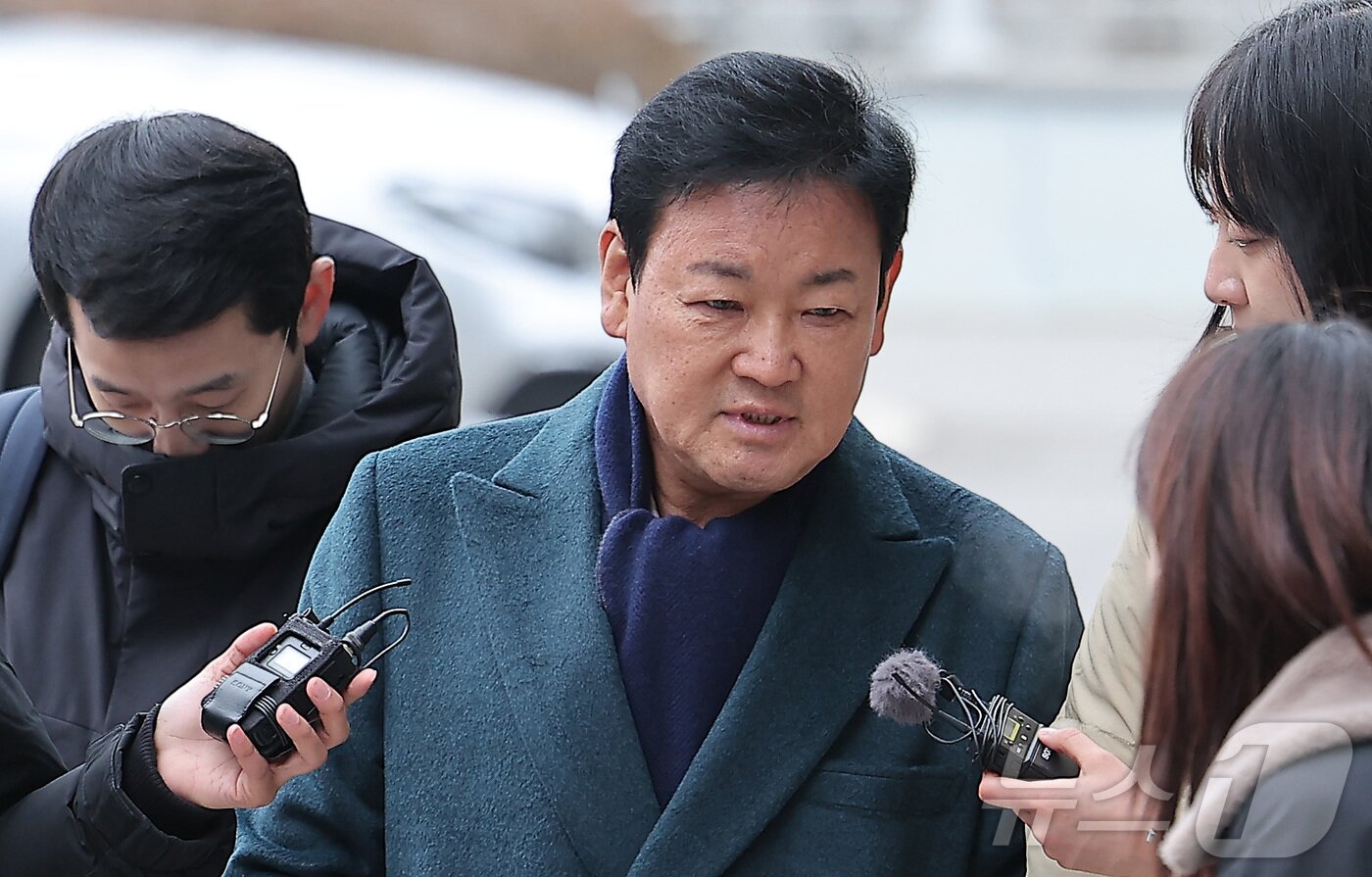 본문 이미지 - 안부수 아태평화교류협회장이 12일 서울 서초구 서울고검 인권침해 태스크포스(TF)에서 피의자 조사를 받기 위해 출석하고 있다. 검찰은 쌍방울 측이 대북송금 재판의 핵심 증인인 안 회장의 진술을 회유하기 위해 금품 등을 제공했다는 의혹을 수사하고 있다. 2026.1.12 ⓒ 뉴스1 김성진 기자