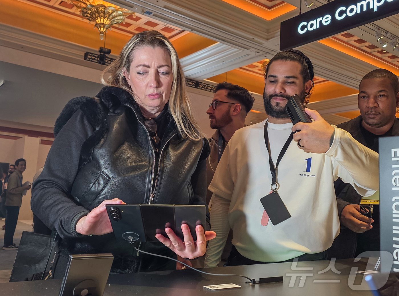 (서울=뉴스1) = 삼성전자는 갤럭시 Z 트라이폴드가 미국 IT 전문지 씨넷이 선정하는 'Best of CES 2026 어워드'에서 가장 높은 상인 '최고의 제품'과 '최고의 모바 …