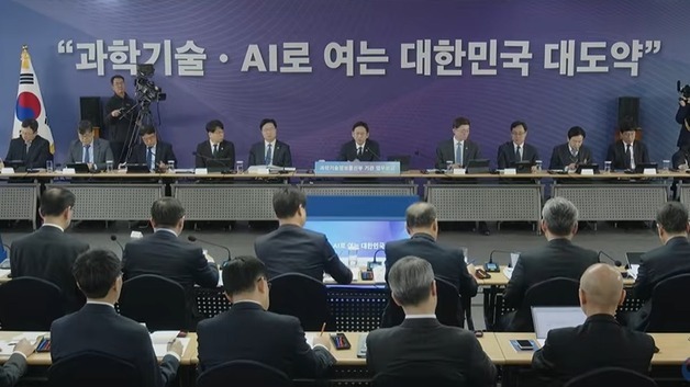 배경훈 부총리 "과학기술 전반에 AI 접목…연구에 과감히 투자"