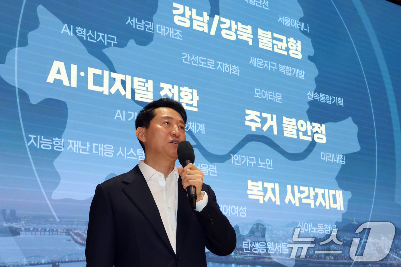 (서울=뉴스1) 황기선 기자 = 오세훈 서울시장이 12일 오전 서울시청 다목적홀에서 열린 '2026년 신년 직원조례'에서 특강을 하고 있다. 2026.1.12/뉴스1