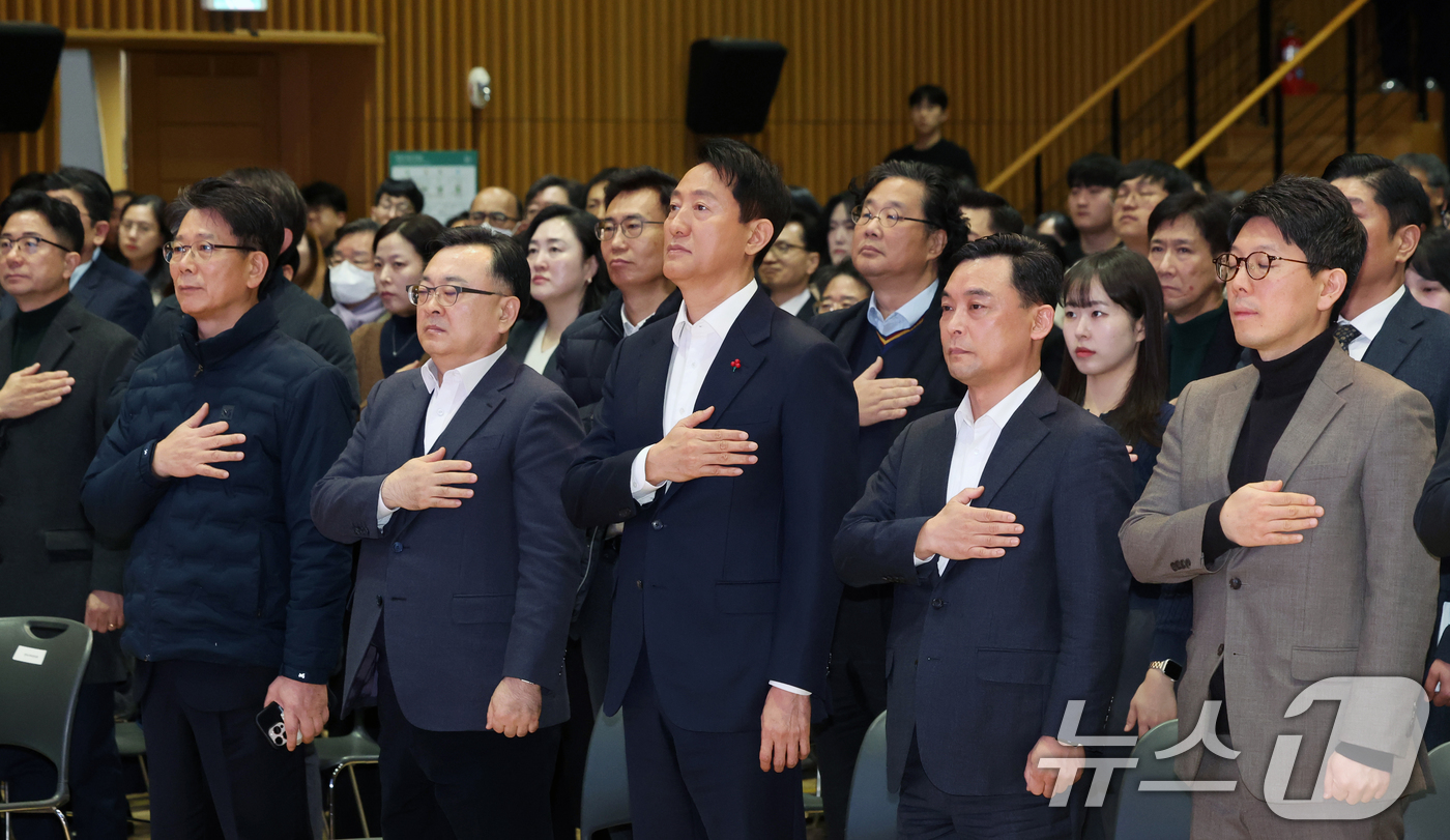 (서울=뉴스1) 황기선 기자 = 오세훈 서울시장이 12일 오전 서울시청 다목적홀에서 열린 '2026년 신년 직원조례'에서 국민의례를 하고 있다.  2026.1.12/뉴스1