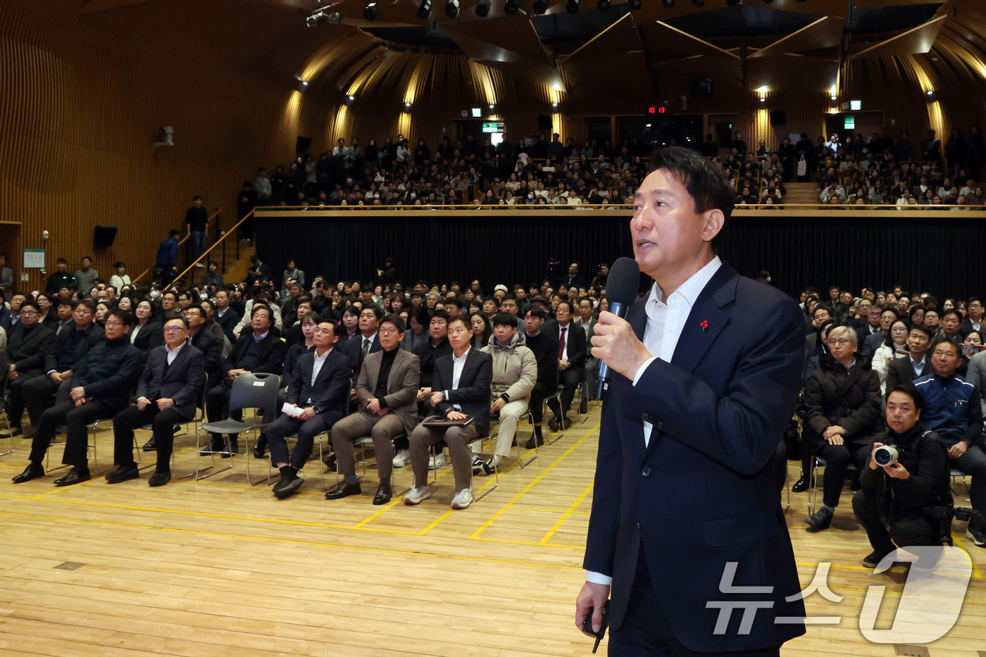(서울=뉴스1) 황기선 기자 = 오세훈 서울시장이 12일 오전 서울시청 다목적홀에서 열린 '2026년 신년 직원조례'에서 특강을 하고 있다. 2026.1.12/뉴스1