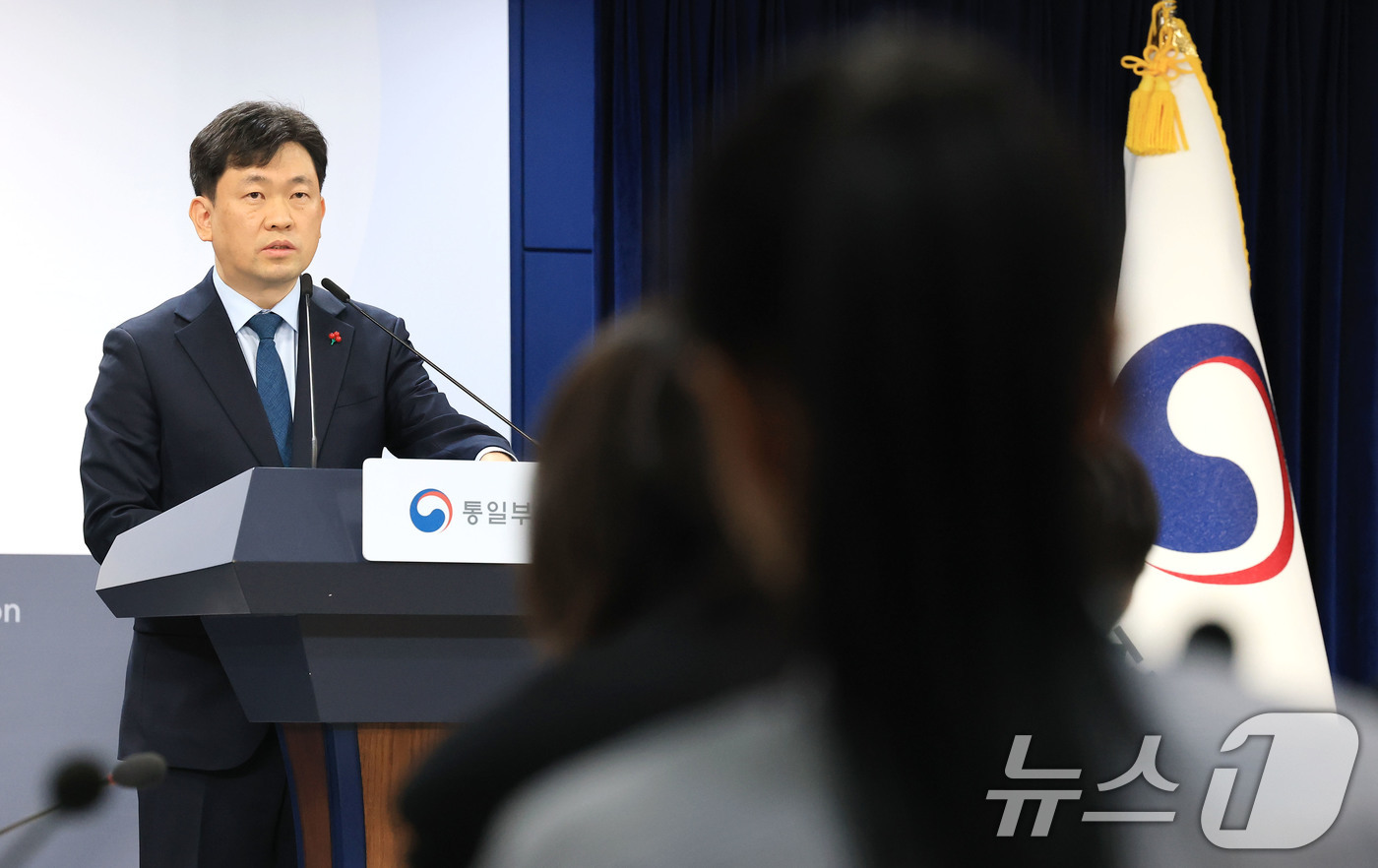 (서울=뉴스1) 임세영 기자 = 윤민호 통일부 대변인이 12일 서울 종로구 정부서울청사에서 열린 정례 브리핑에서 북한 무인기 관련 질문에 답하고 있다. 2026.1.12/뉴스1