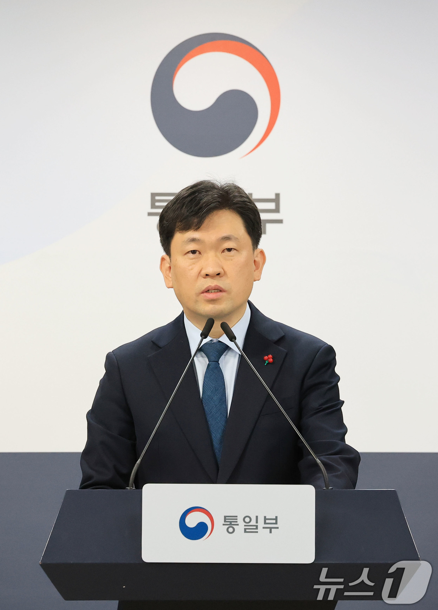 (서울=뉴스1) 임세영 기자 = 윤민호 통일부 대변인이 12일 서울 종로구 정부서울청사에서 열린 정례 브리핑에서 북한 무인기 관련 질문에 답하고 있다. 2026.1.12/뉴스1