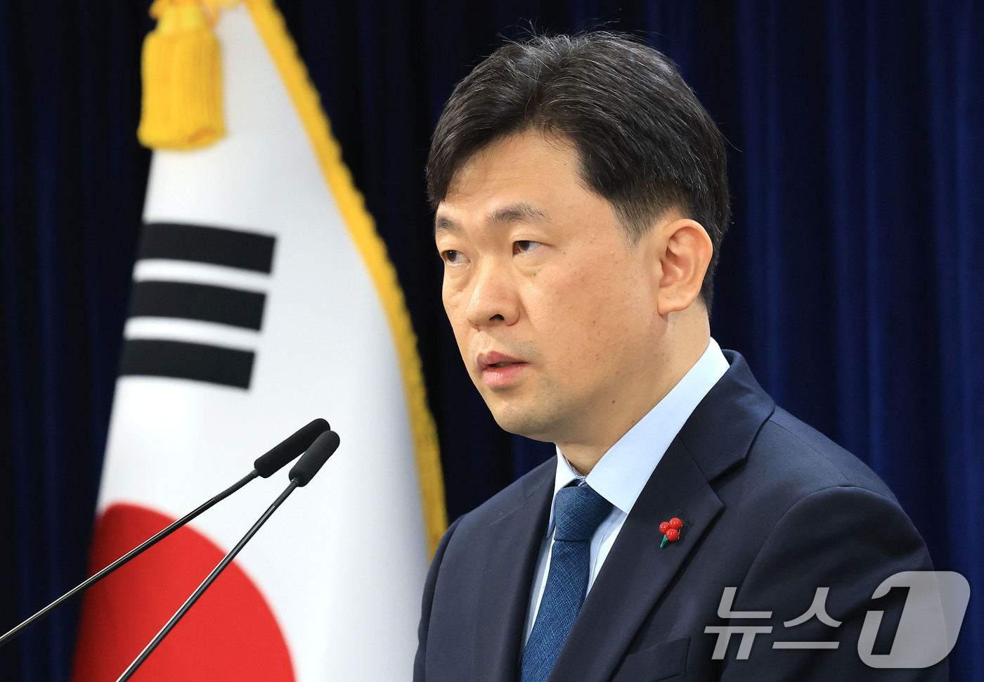 (서울=뉴스1) 임세영 기자 = 윤민호 통일부 대변인이 12일 서울 종로구 정부서울청사에서 열린 정례 브리핑에서 북한 무인기 관련 질문에 답하고 있다. 2026.1.12/뉴스1