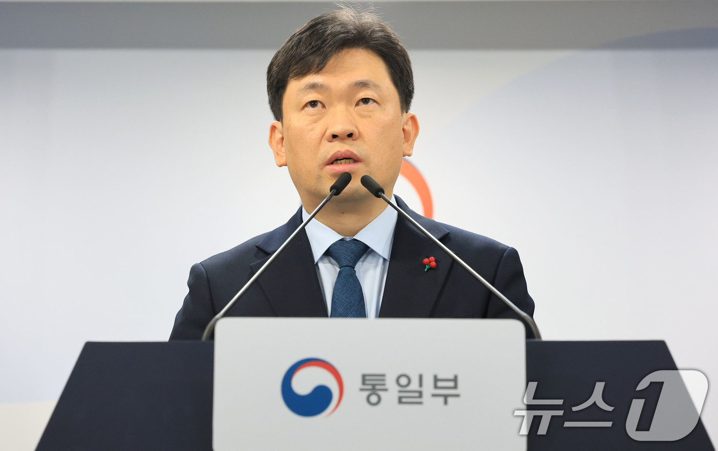 (서울=뉴스1) 임세영 기자 = 윤민호 통일부 대변인이 12일 서울 종로구 정부서울청사에서 열린 정례 브리핑에서 북한 무인기 관련 질문에 답하고 있다. 2026.1.12/뉴스1