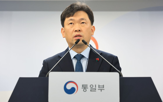 북한 무인기 관련 질문에 답하는 윤민호 통일부 대변인