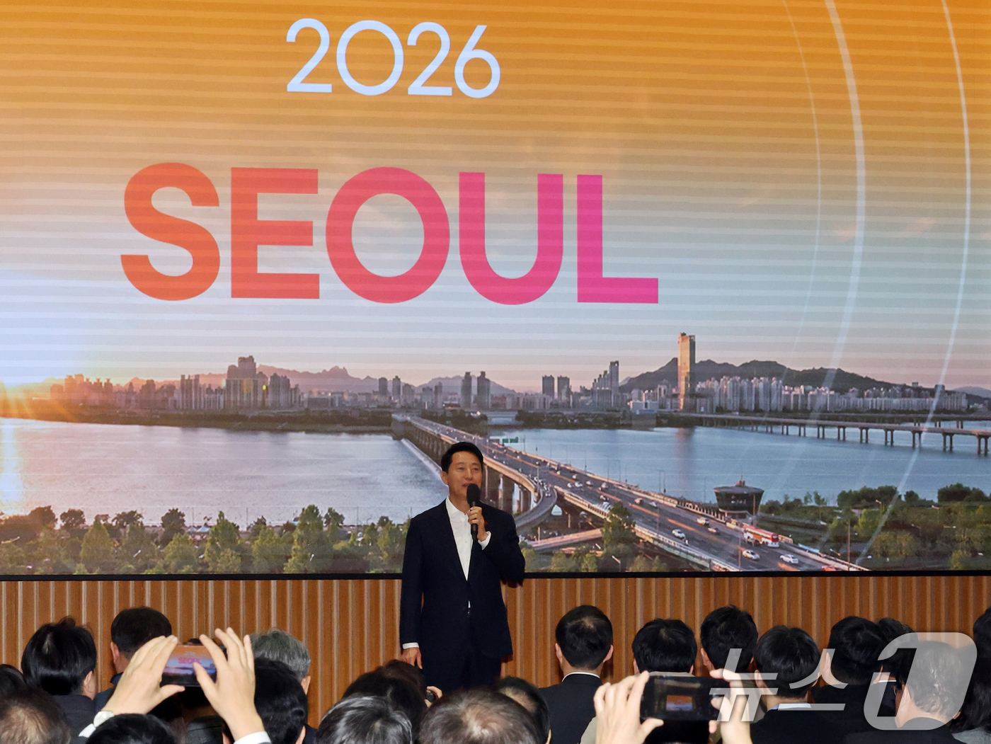 (서울=뉴스1) 황기선 기자 = 오세훈 서울시장이 12일 오전 서울시청 다목적홀에서 열린 '2026년 신년 직원조례'에서 특강을 하고 있다. 2026.1.12/뉴스1