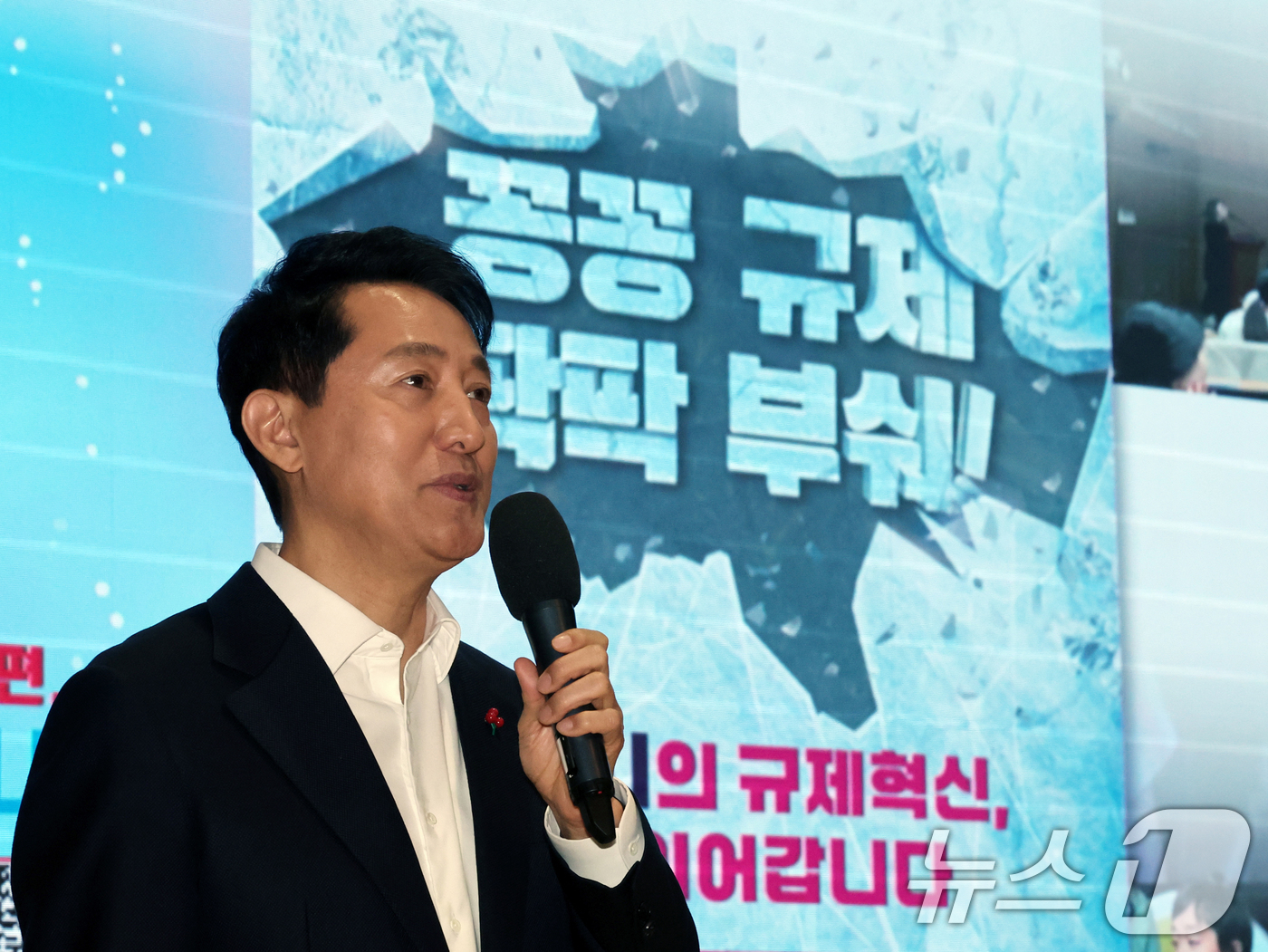 (서울=뉴스1) 황기선 기자 = 오세훈 서울시장이 12일 오전 서울시청 다목적홀에서 열린 '2026년 신년 직원조례'에서 특강을 하고 있다. 2026.1.12/뉴스1