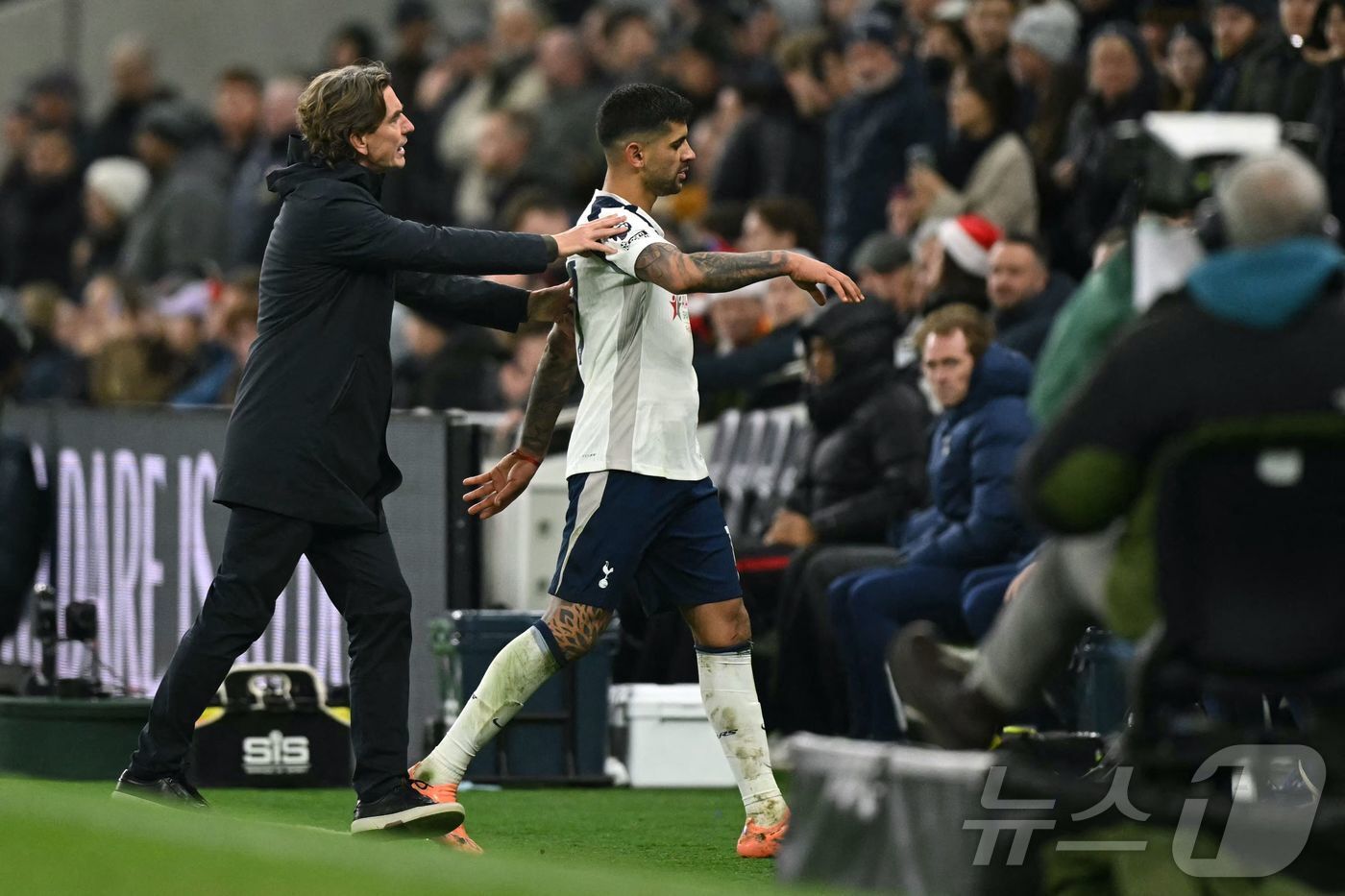 본문 이미지 - 토마스 프랭크 토트넘 감독과 크리스티안 로메로. ⓒ AFP=뉴스1