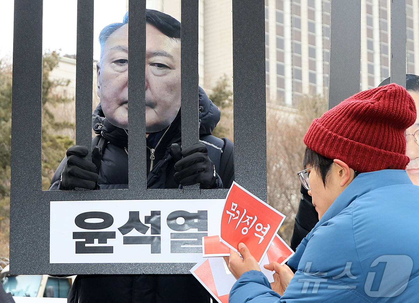 (서울=뉴스1) 김진환 기자 = 자주통일평화연대, 한반도 평화행동, 평화와 연대를 위한 접경지역 종교 시민사회 연석회의 등 시민사회단체 회원들이 12일 오전 서울 서초구 서울중앙지 …
