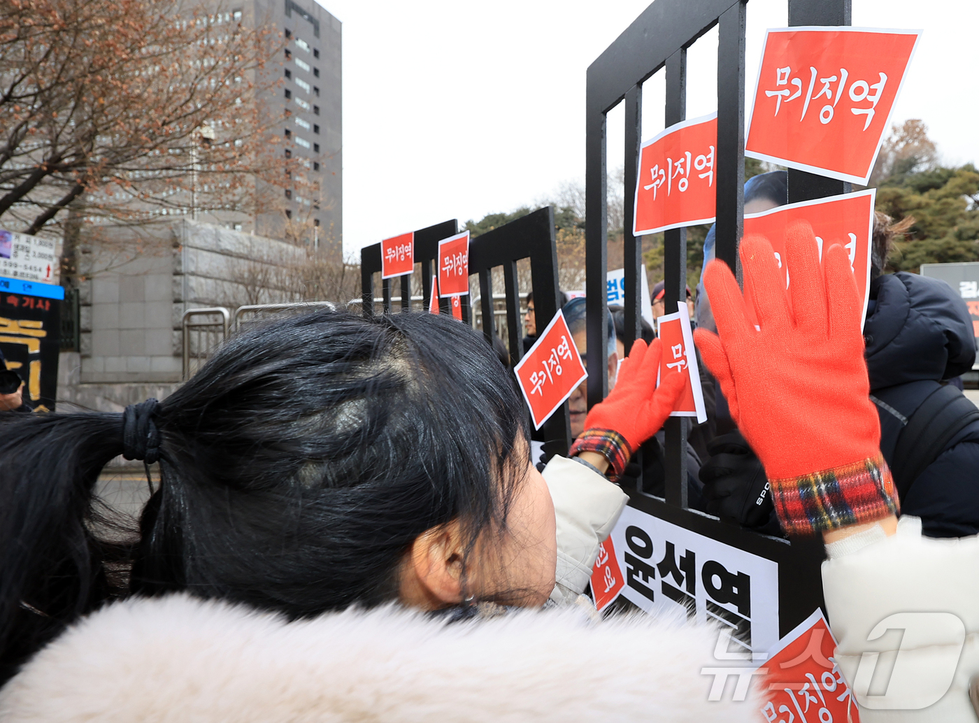 (서울=뉴스1) 김진환 기자 = 자주통일평화연대, 한반도 평화행동, 평화와 연대를 위한 접경지역 종교 시민사회 연석회의 등 시민사회단체 회원들이 12일 오전 서울 서초구 서울중앙지 …