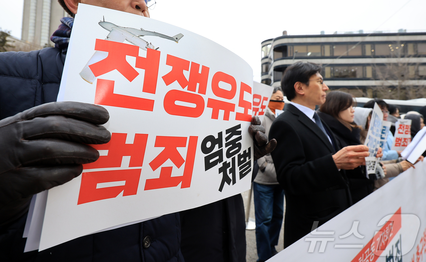 (서울=뉴스1) 김진환 기자 = 자주통일평화연대, 한반도 평화행동, 평화와 연대를 위한 접경지역 종교 시민사회 연석회의 등 시민사회단체 회원들이 12일 오전 서울 서초구 서울중앙지 …