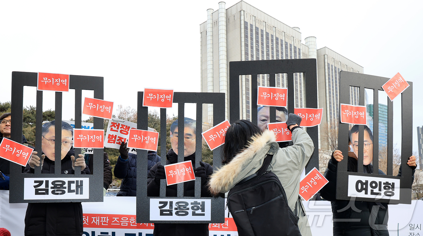 (서울=뉴스1) 김진환 기자 = 자주통일평화연대, 한반도 평화행동, 평화와 연대를 위한 접경지역 종교 시민사회 연석회의 등 시민사회단체 회원들이 12일 오전 서울 서초구 서울중앙지 …