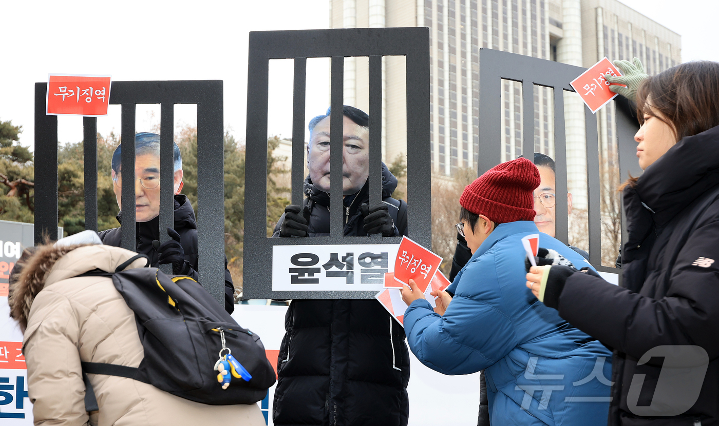 (서울=뉴스1) 김진환 기자 = 자주통일평화연대, 한반도 평화행동, 평화와 연대를 위한 접경지역 종교 시민사회 연석회의 등 시민사회단체 회원들이 12일 오전 서울 서초구 서울중앙지 …