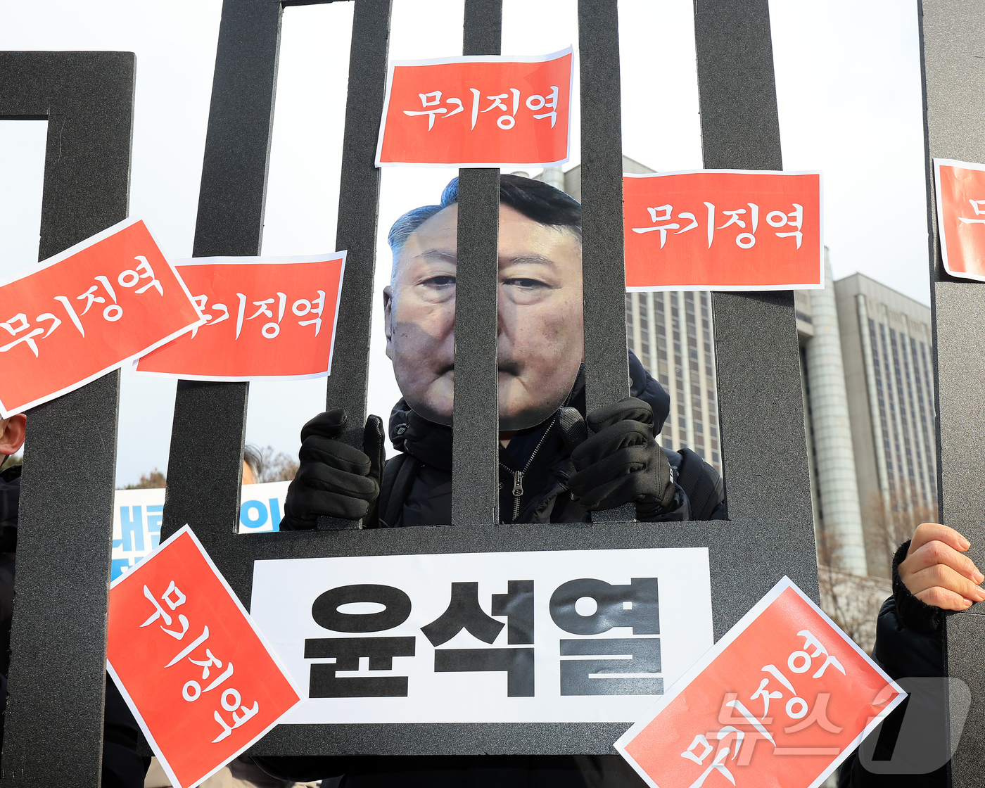 (서울=뉴스1) 김진환 기자 = 자주통일평화연대, 한반도 평화행동, 평화와 연대를 위한 접경지역 종교 시민사회 연석회의 등 시민사회단체 회원들이 12일 오전 서울 서초구 서울중앙지 …