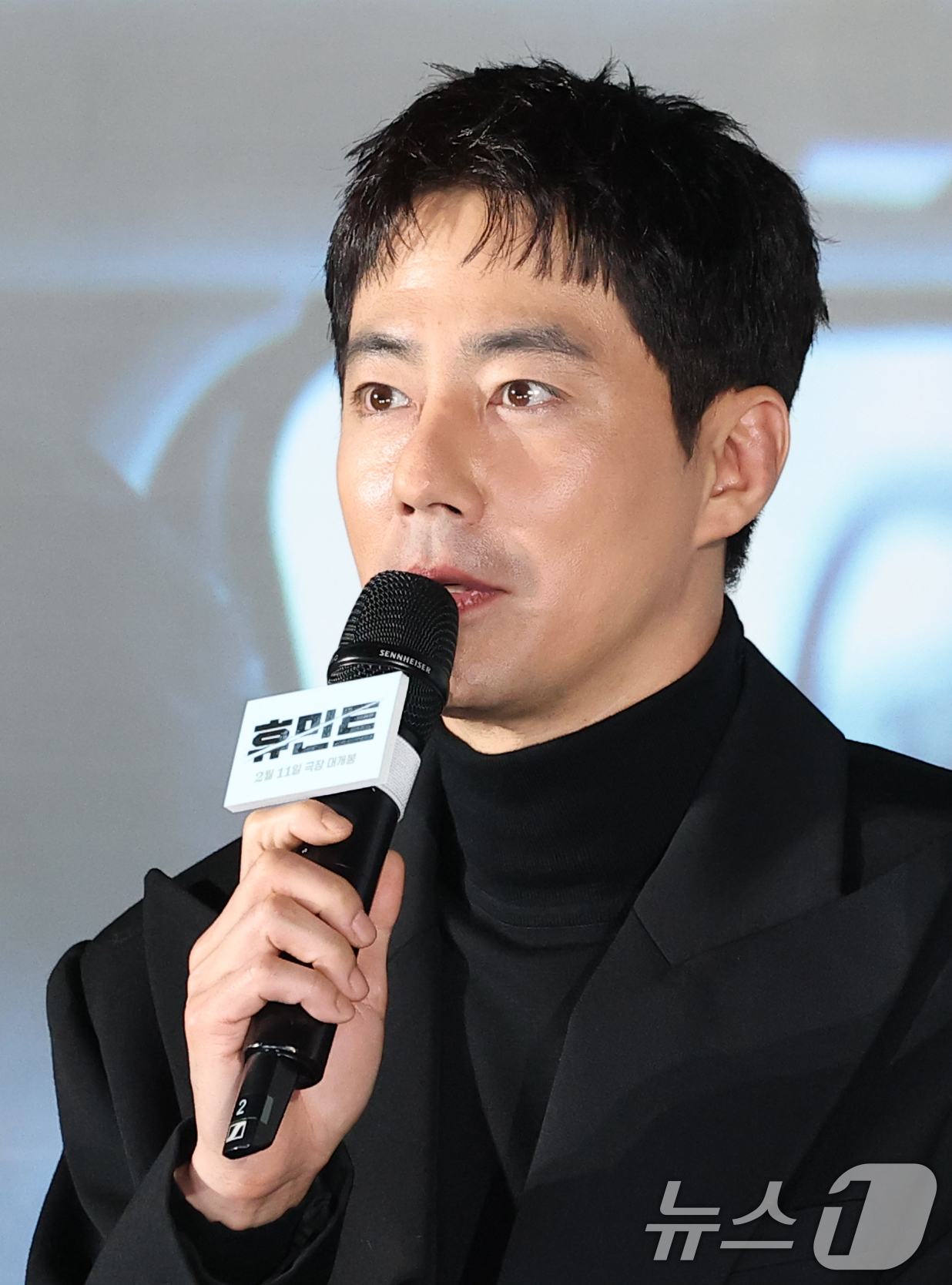 (서울=뉴스1) 권현진 기자 = 배우 조인성이 12일 서울 광진구 롯데시네마 건대입구에서 열린 영화 '휴민트‘(감독 류승완) 제작보고회에 참석해 인사말을 하고 있다.'휴민트'는 비 …