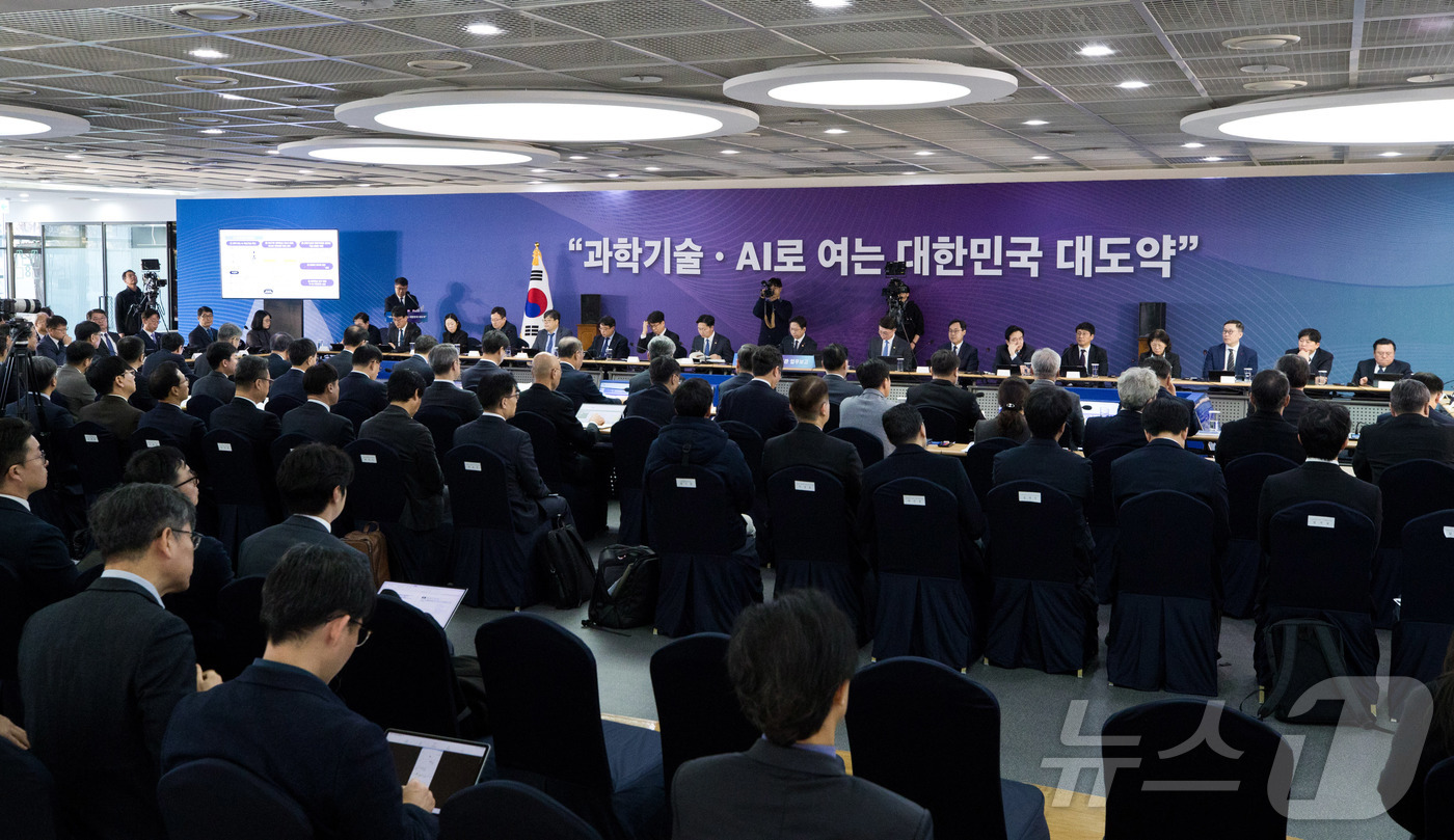 (서울=뉴스1) = 12일 오전 세종특별자치시 국가과학기술연구회에서 배경훈 부총리 겸 과학기술정보통신부 장관이 참석한 가운데 열린  '과학기술분야 출연연구기관 업무보고' 가 개최되 …