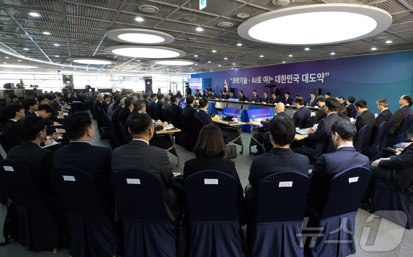 (서울=뉴스1) = 12일 오전 세종특별자치시 국가과학기술연구회에서 배경훈 부총리 겸 과학기술정보통신부 장관이 참석한 가운데 열린  '과학기술분야 출연연구기관 업무보고' 가 개최되 …