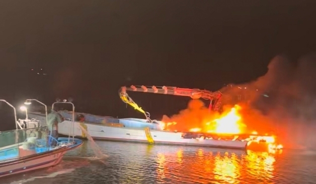 장흥 해상 승선원 없던 선박서 화재…방화 여부 등 조사