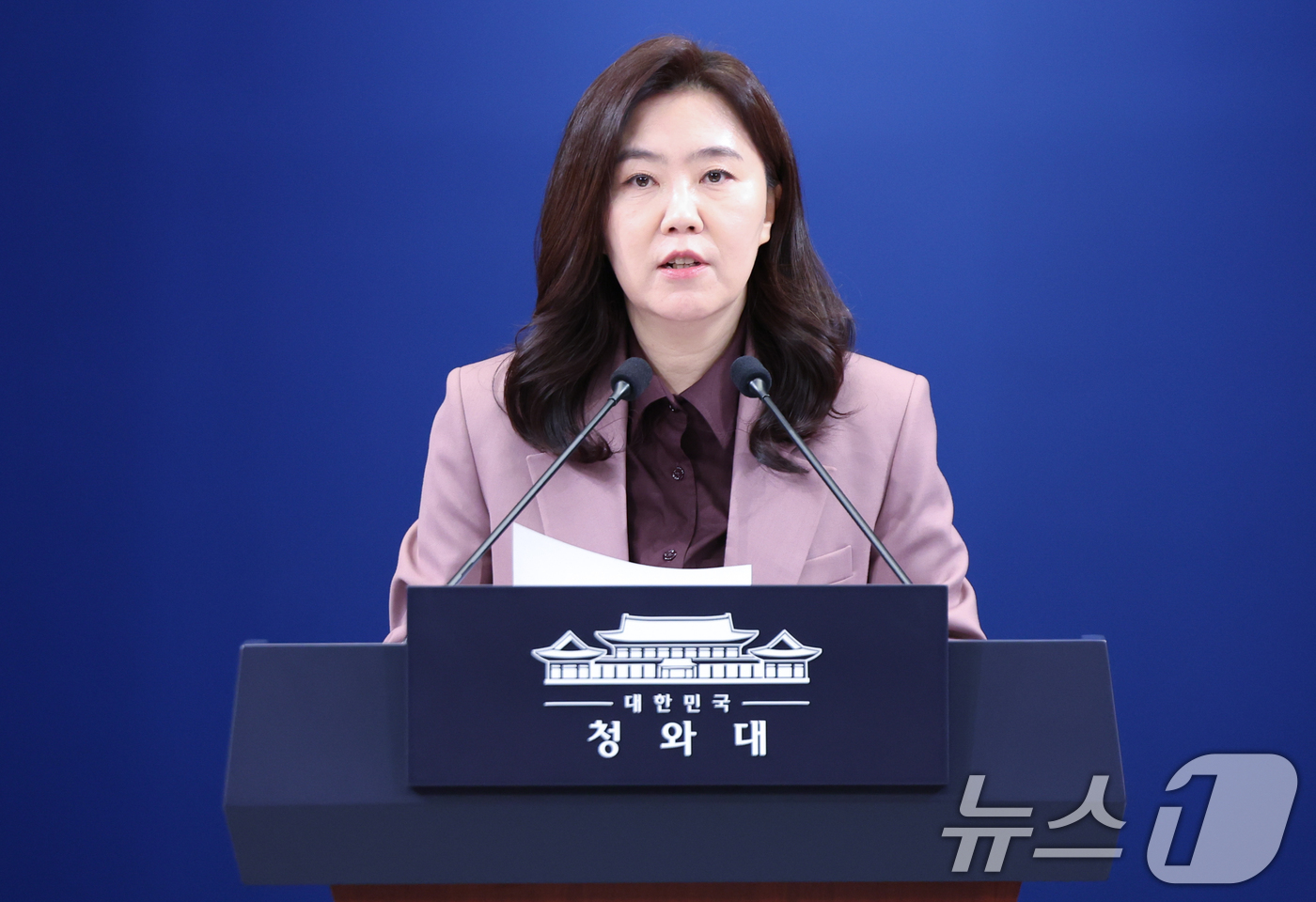 (서울=뉴스1) 허경 기자 = 강유정 대변인이 12일 청와대 춘추관에서 캄보디아 성착취 스캠조직 검거 관련 브리핑을 하고 있다. 2026.1.12/뉴스1