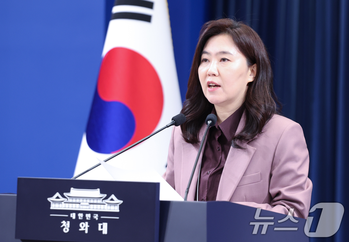 (서울=뉴스1) 허경 기자 = 강유정 대변인이 12일 청와대 춘추관에서 캄보디아 성착취 스캠조직 검거 관련 브리핑을 하고 있다. 2026.1.12/뉴스1