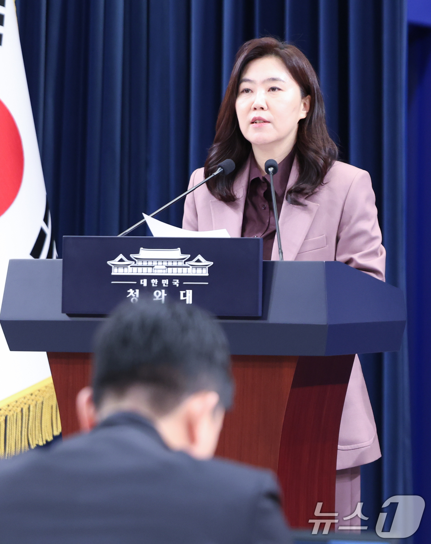 (서울=뉴스1) 허경 기자 = 강유정 대변인이 12일 청와대 춘추관에서 캄보디아 성착취 스캠조직 검거 관련 브리핑을 하고 있다. 2026.1.12/뉴스1