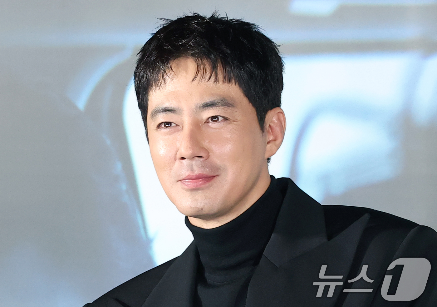 (서울=뉴스1) 권현진 기자 = 배우 조인성이 12일 서울 광진구 롯데시네마 건대입구에서 열린 영화 '휴민트‘(감독 류승완) 제작보고회에 참석해 미소를 짓고 있다.'휴민트'는 비밀 …