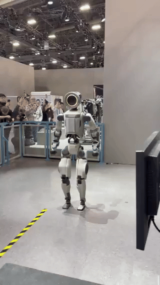 본문 이미지 - 아틀라스의 CES 2026 무대에서 라이브 백플립 모습. 착지 과정에서 비틀거렸지만 이후 스스로 균형을 잡고 안정화에 성공해 인상적이라는 평가를 받고 있다.(X 갈무리)