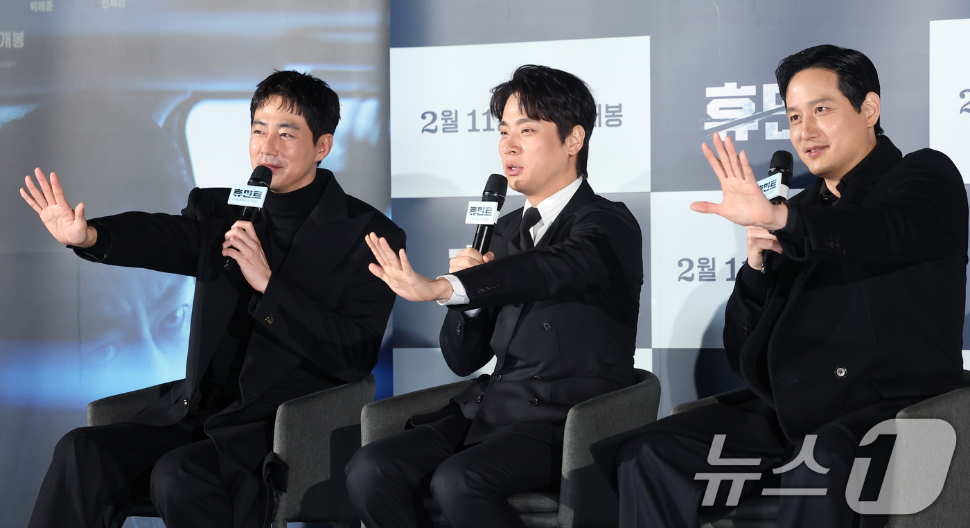 (서울=뉴스1) 권현진 기자 = 배우 조인성(왼쪽부터)과 박정민, 박해준이 12일 서울 광진구 롯데시네마 건대입구에서 열린 영화 '휴민트‘(감독 류승완) 제작보고회에 참석해 인사를 …